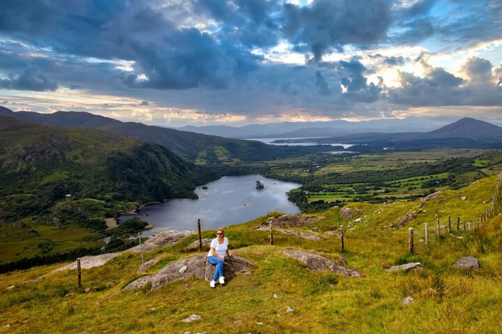 Private Luxury Limousine Tour: Explore the Ring of Beara in Comfort