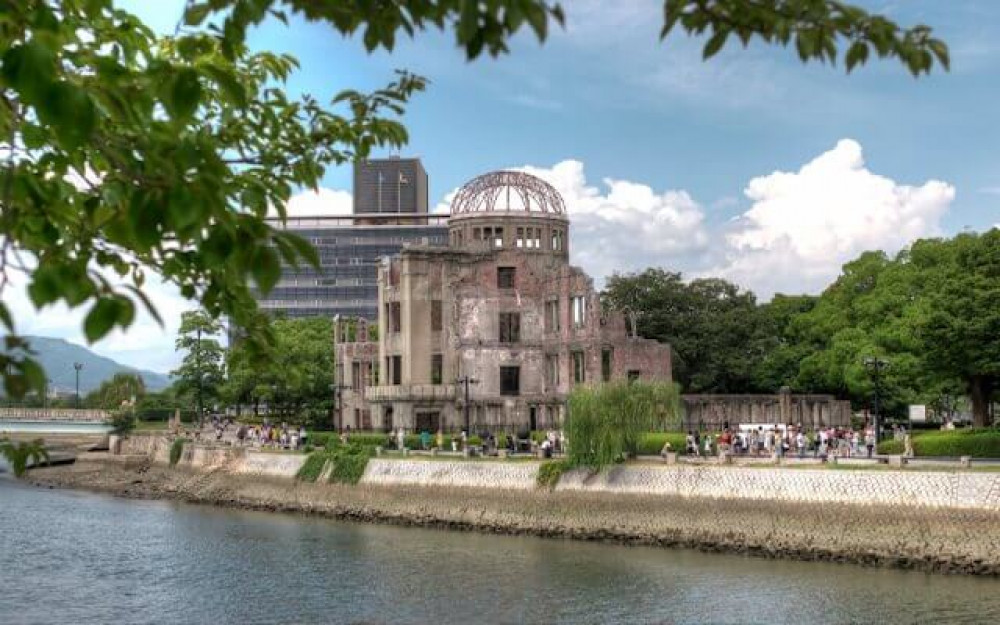 Private Sightseeing Walking Tour in Hiroshima with a Guide