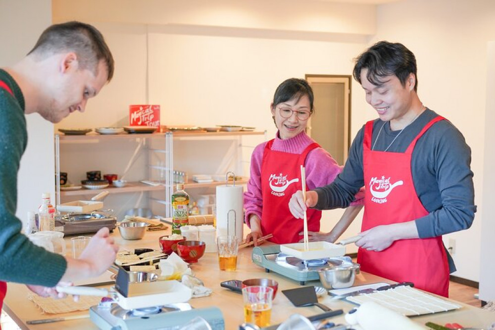 Tokyo Sushi Roll Cooking Class With a Local Supermarket Visit