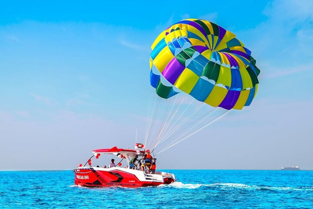 Parasailing in Dubai: Soar High Above the Arabian Gulf