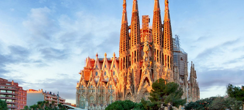 Private Sagrada Familia Fast Track Tour with Hotel Pick up