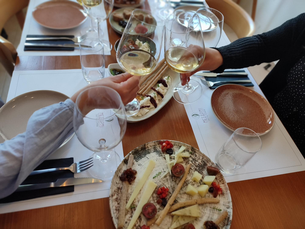 Crete Vineyard Tour & Food and Wine Tasting with a Local Stella