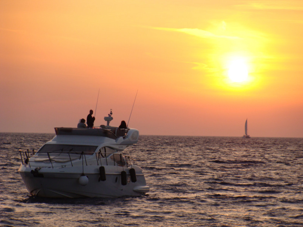 Private Sunset Azimut Motor Yacht Cruise with Meals, Drinks & Transfers