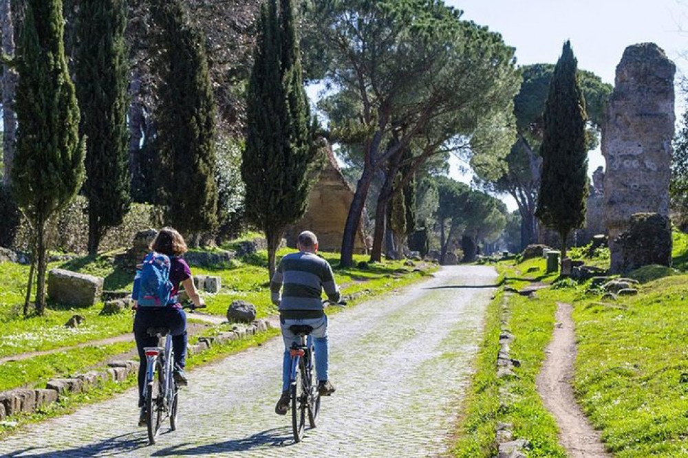 E-Bike Tour from Appian Way to Castelgandolfo Lake with Lunch