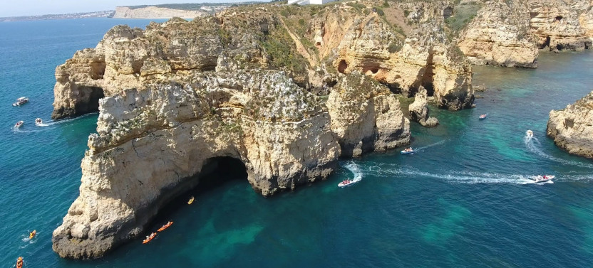 75 Minute Coastal Boat Ride to the Caves of Ponta De Piedade