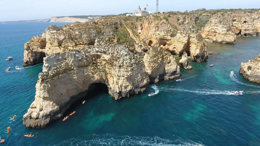 75 Minute Coastal Boat Ride to the Caves of Ponta De Piedade