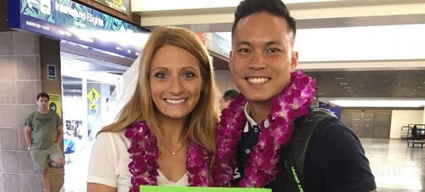 Honolulu Oahu Airport - Honeymoon Lei Greeting