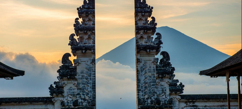 Private East Bali Tour: Gate of Heaven, Tirta Gangga & Virgin Beach