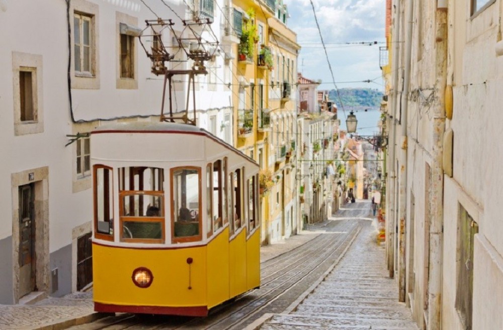 lisbon day trips by train