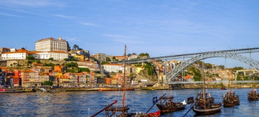 Tuk Tuk Porto Ride & Six Bridges Cruise in Douro River