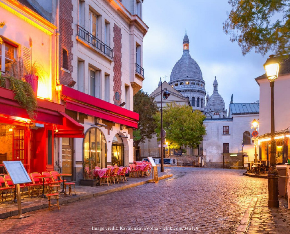 Montmartre at Night: Private Evening Walking Tour