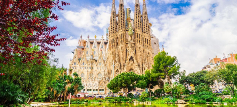 Guided Tour: Sagrada Familia with Priority Entry