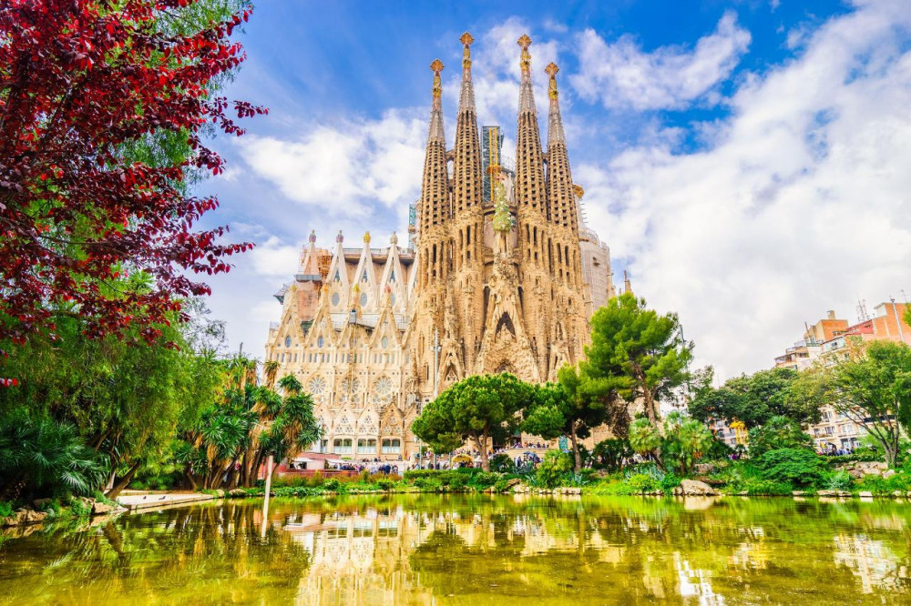 Guided Tour: Sagrada Familia Skip-The-Line Access 