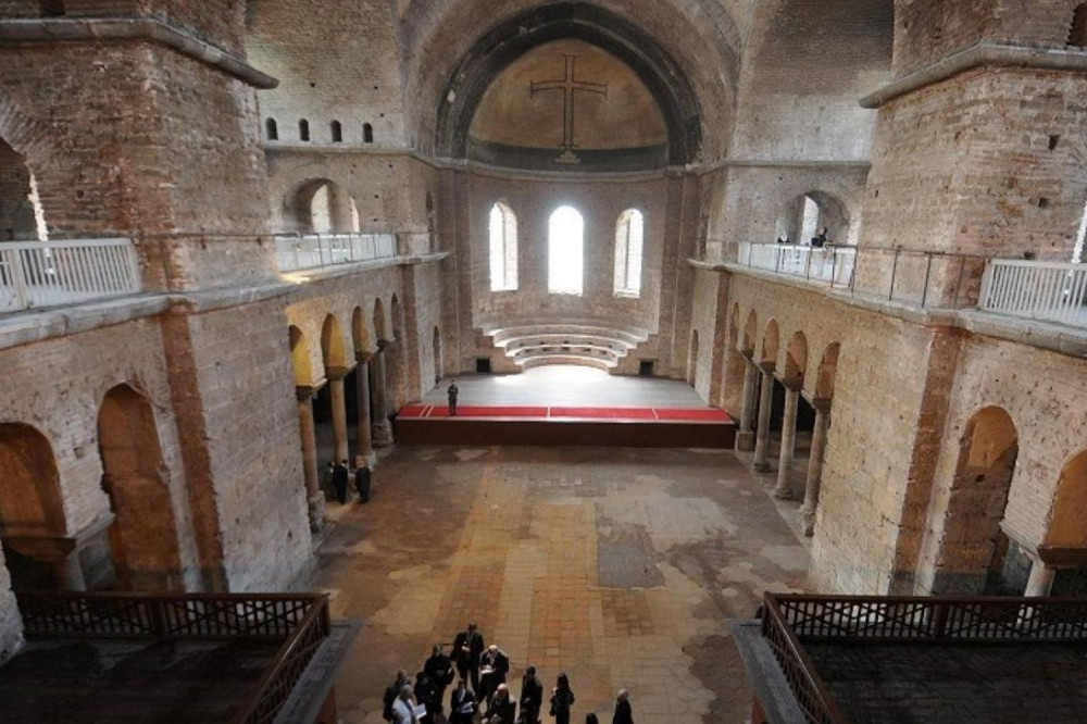 Istanbul: Topkapı Palace & Harem & Hagia Irene Church - Live Guided Tour