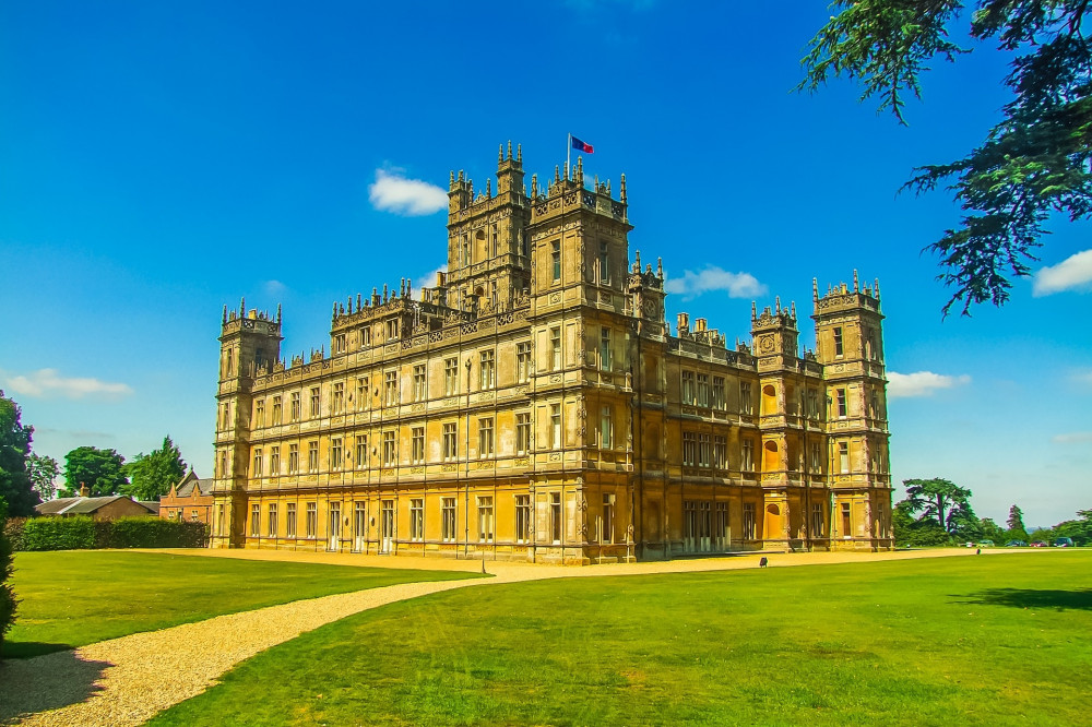 Downton Abbey tour, Bampton, Cogges Farm, & Highclere Castle from London