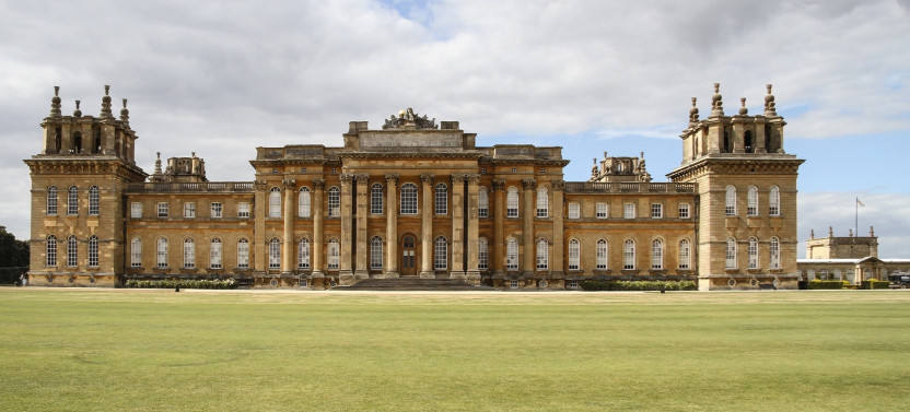 Blenheim Palace and Birthplace Of Sir Winston Churchill Tour from London