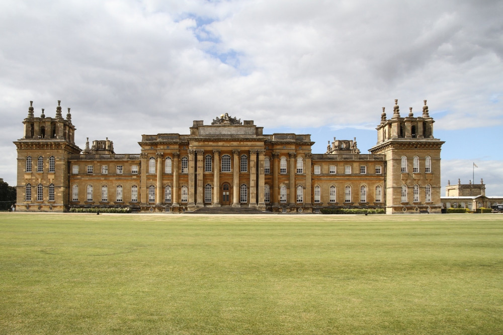 Blenheim Palace and Birthplace Of Sir Winston Churchill Tour from London