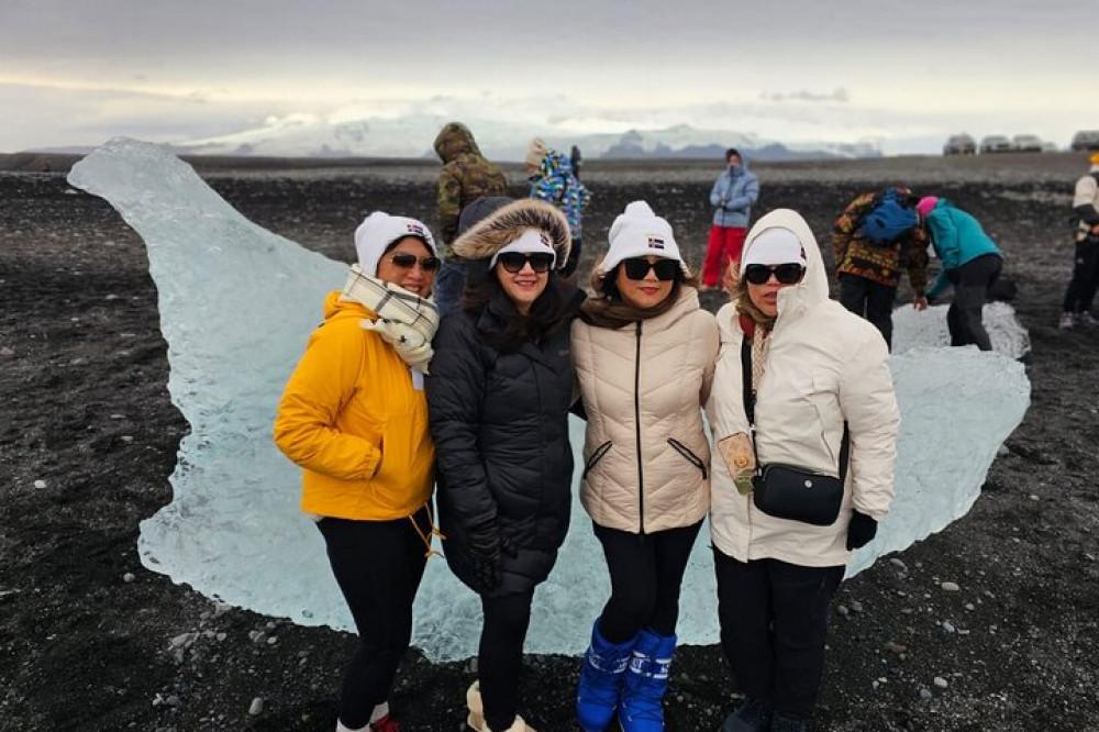 Diamond Beach & Jökulsárlón Floating Glacier Private Guided Tour