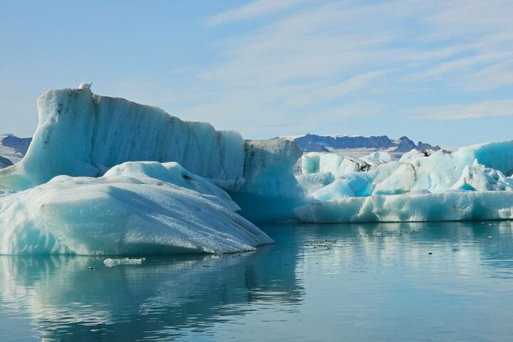 Diamond Beach & Jökulsárlón Floating Glacier Guided Day Tour