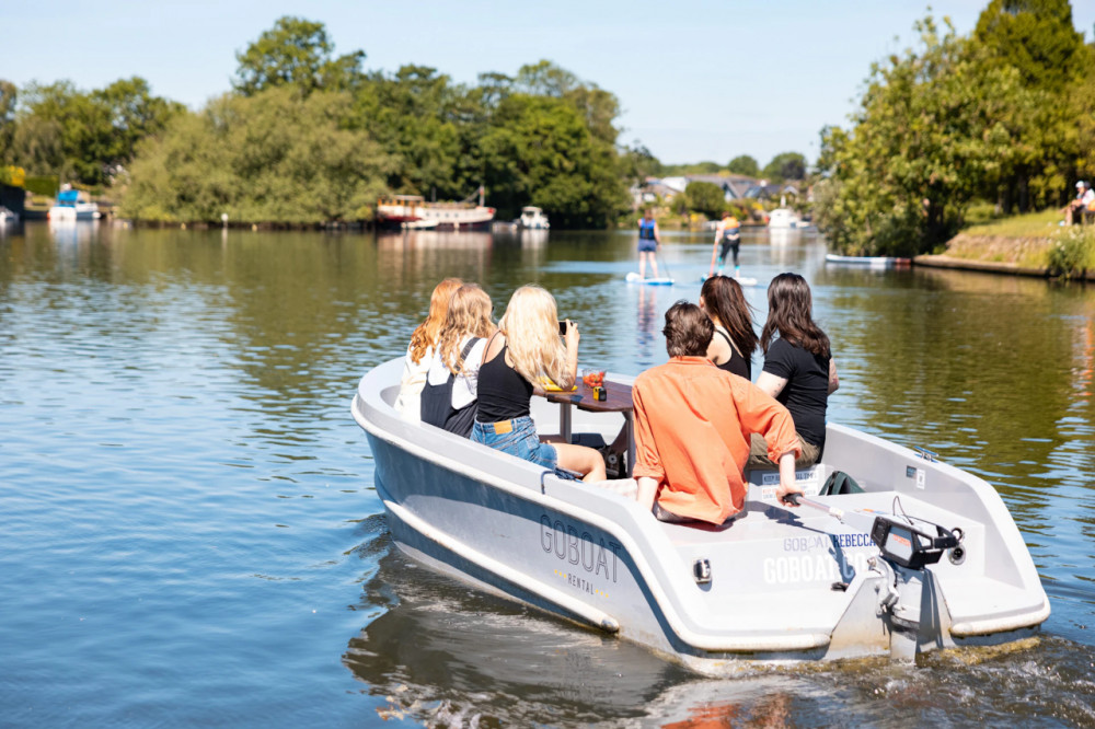 Thames Ditton / 3-Hour Boat Rental (Up to 8 People)