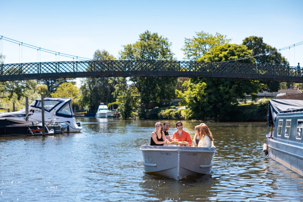 Thames Ditton / 2-Hour Boat Rental (Up to 8 People)