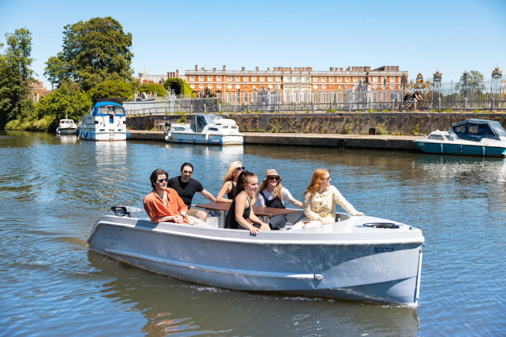 Thames Ditton / 1-Hour Boat Rental (Up to 8 People)