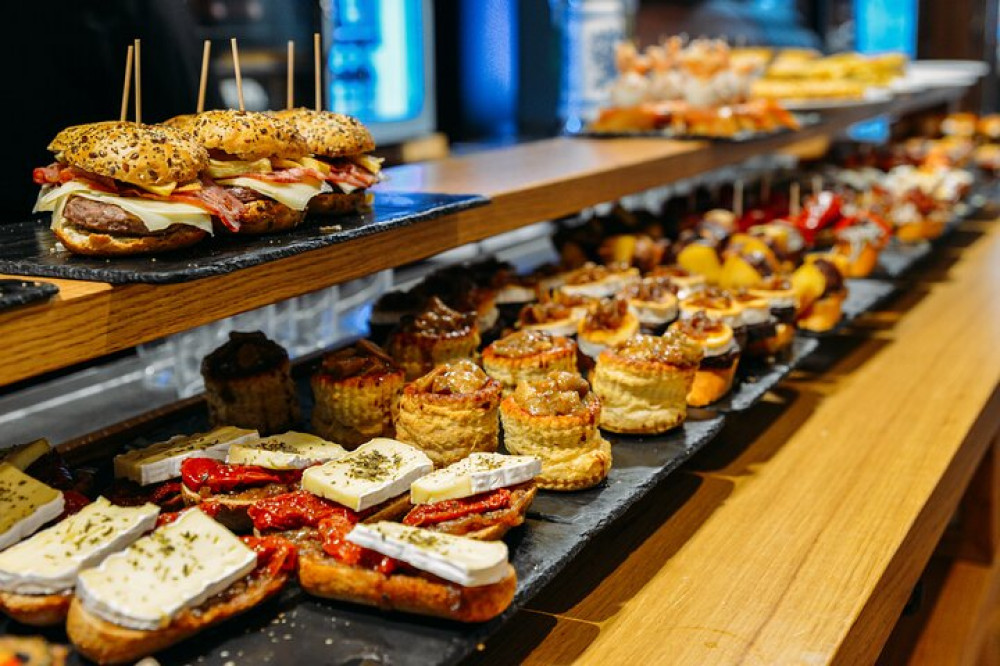 San Sebastian: Private Walking Tour with pintxo and drink