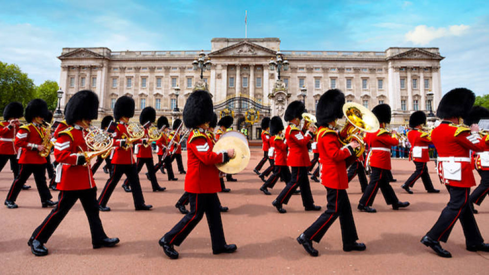 Changing the Guard and Magical Buckingham Palace Tour (2 Hours)