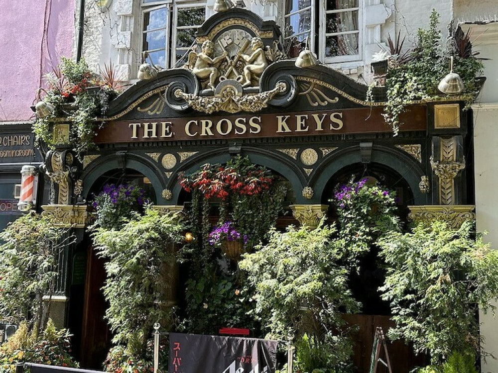 London's Historic Pub Tour: Taste Exclusive Local Brews!