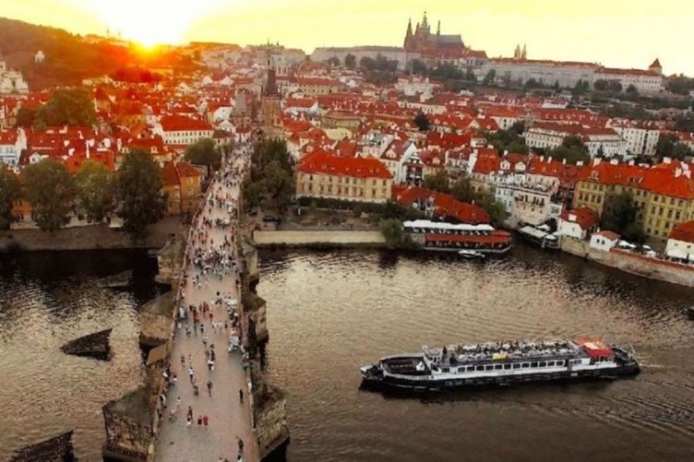 Prague: Sightseeing Boat Cruise with Buffet Dinner