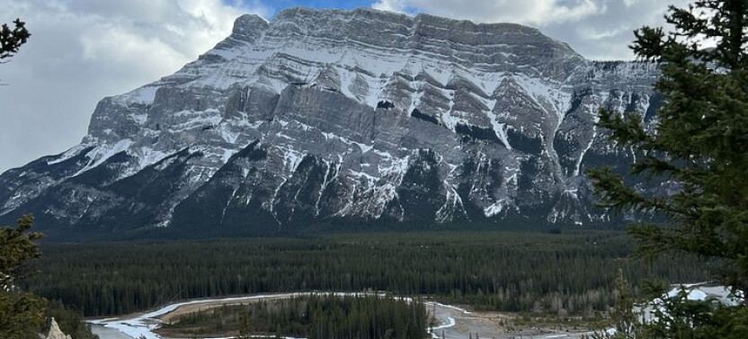 Small Group Banff Town, Lake Minnewanka, Banff Gondola & Banff Hotsprings