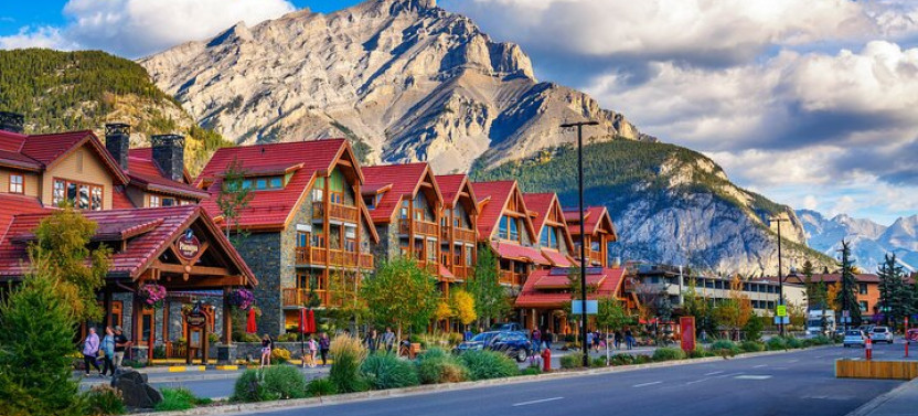 Small Group Banff Town, Lake Minnewanka, Banff Gondola & Banff Hotsprings