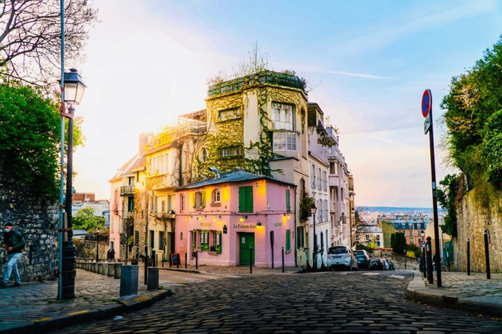 Uncover the Secrets of Montmartre Small-Group with a Guide