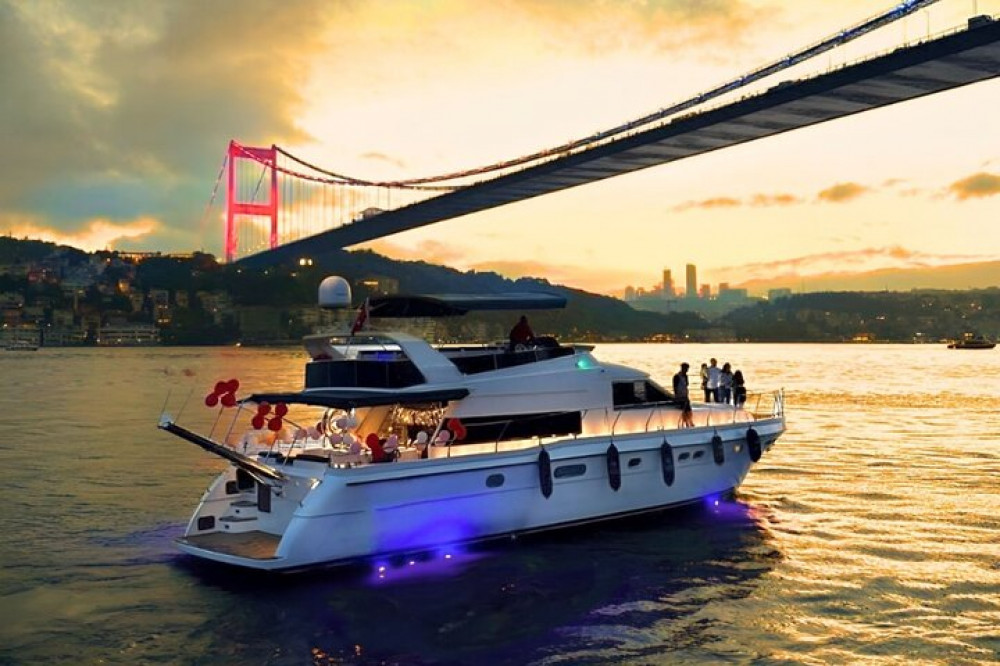 Istanbul: Small-Group Sunset or Day Yacht Cruise w/ Snacks