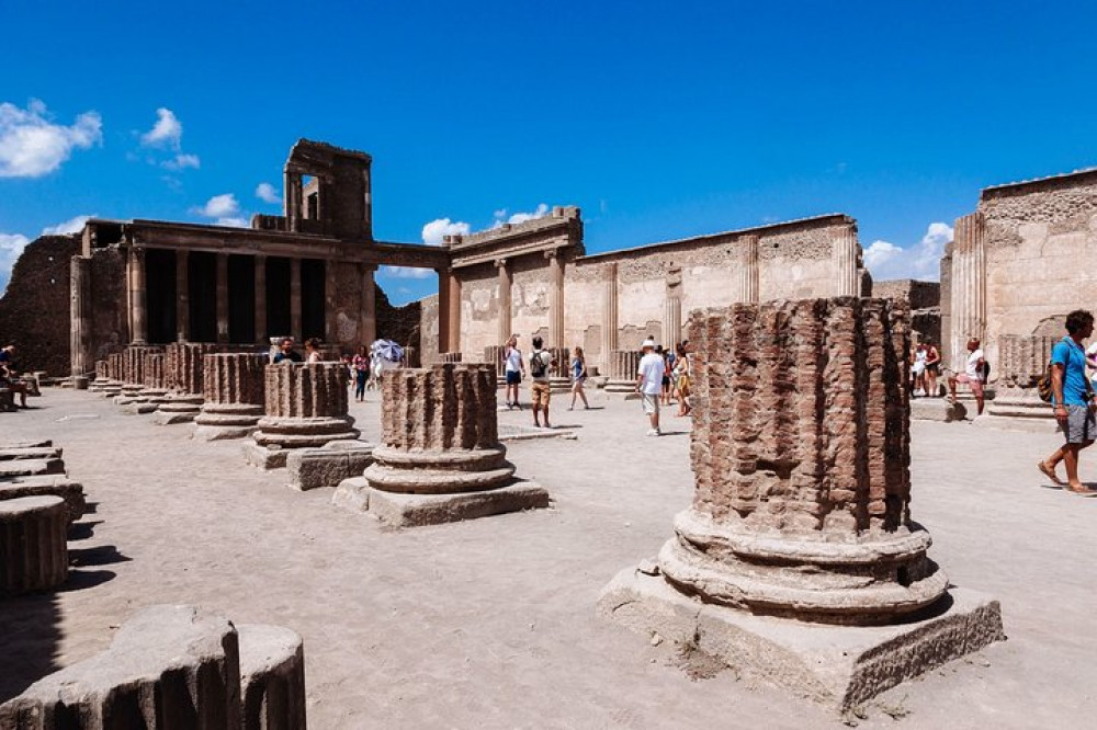 Transfer from Rome to Positano with stop in Pompeii