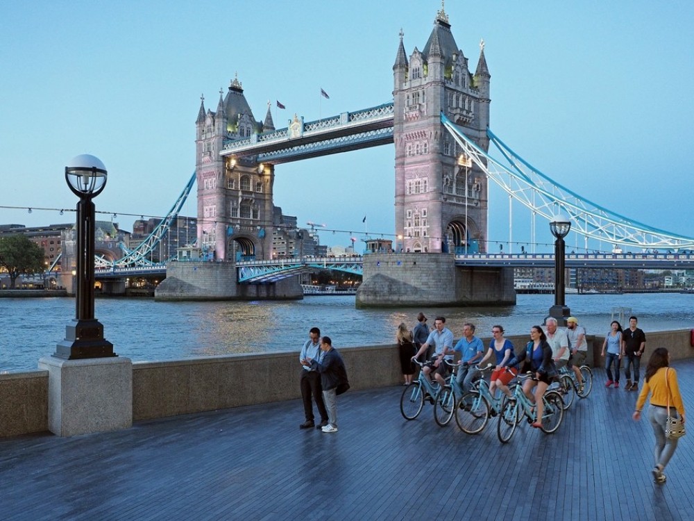 London tour guide. Лондон Нигхт Тиме. London Sightseeing. Туристы в Лондоне. Майот Лондон.