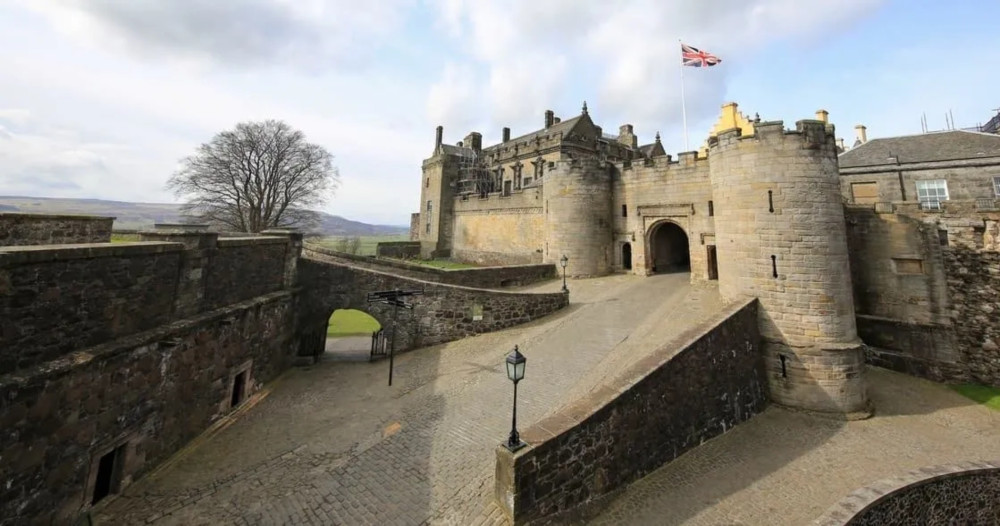 1 Day Tour: Rosslyn Chapel, Stirling Castle & Dunfermline Abbey