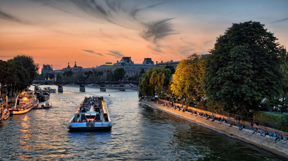 Expert-led Paris Highlights Tour With Riverboat