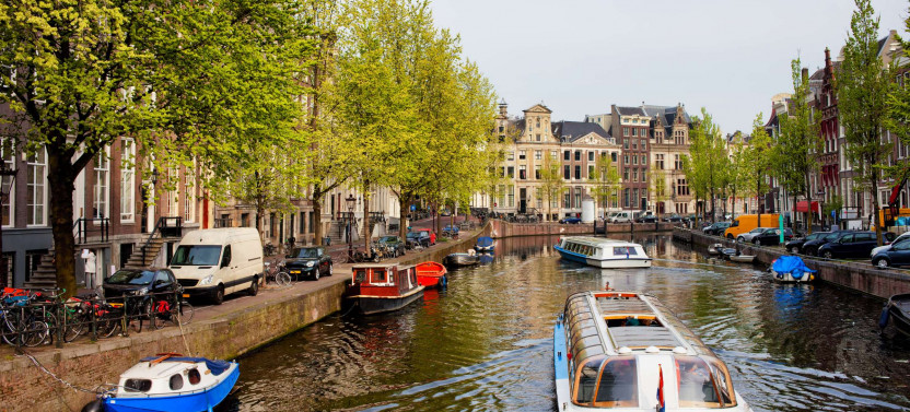 Private Expert-led Amsterdam Canal History Cruise