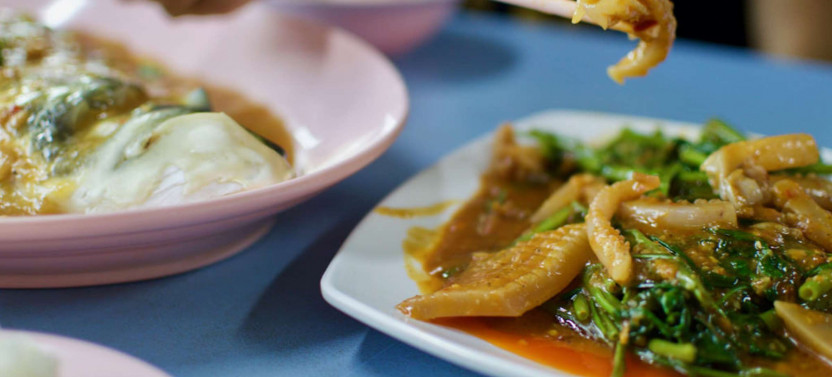 Expert-led Singapore Food Tour: Exploring Hawker Center Culture