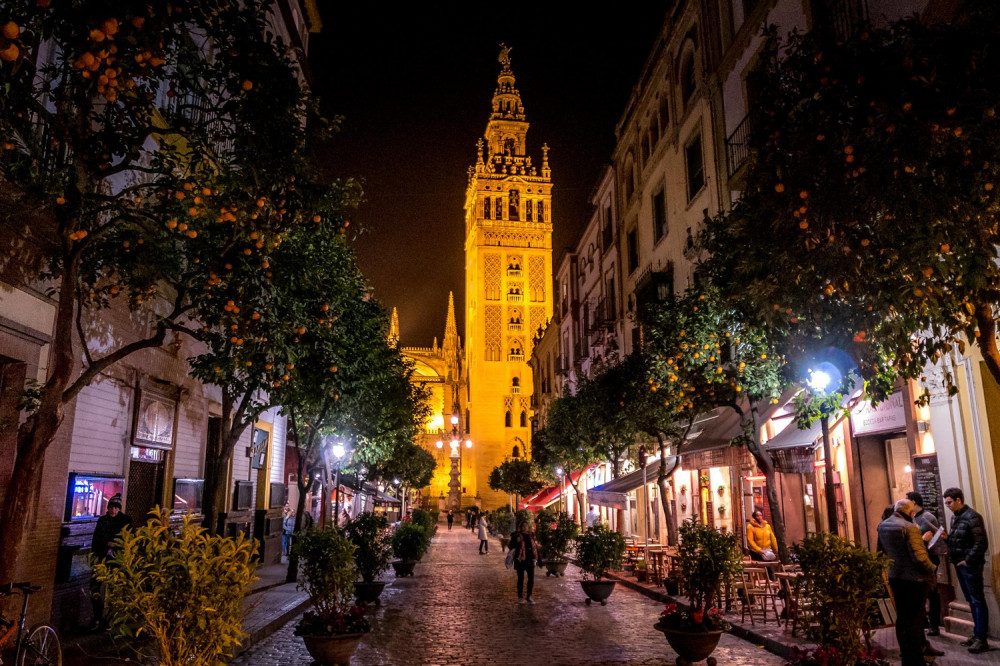 Enchanted Seville Evening Walking Tour (Tour in Spanish)