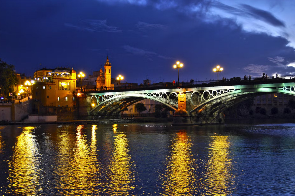 Legends of Triana Night Guided Tour (Spanish)