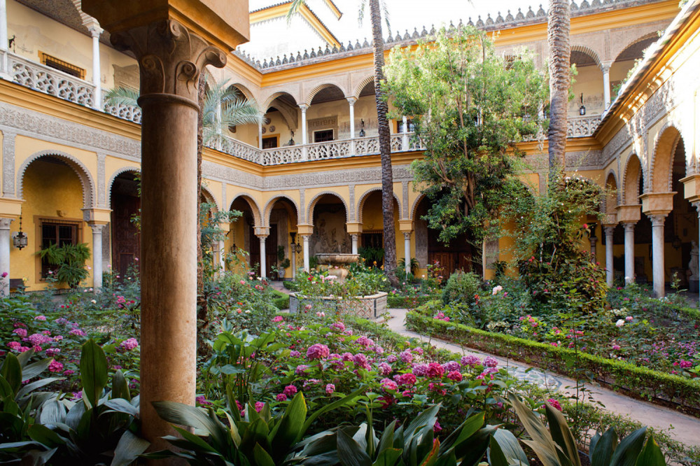 Private Visit to Palacio de las Dueñas (Spanish)