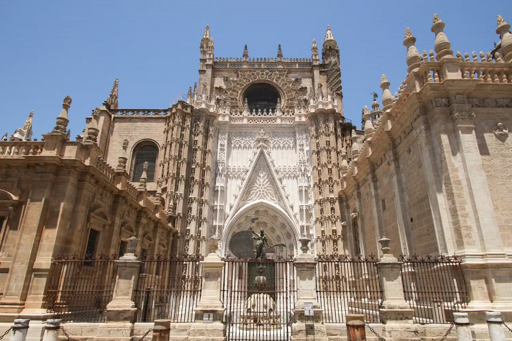 Cathedral and Giralda (Guided Tour in Spanish)