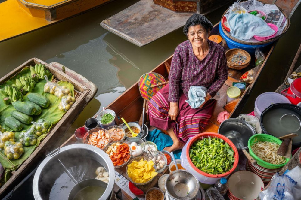 Bangkok Railway & Damnoen Saduak Floating Market Premium Tour