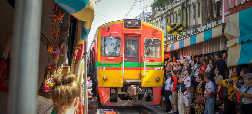 Bangkok Railway & Damnoen Saduak Floating Market with Bangkok City Transfer