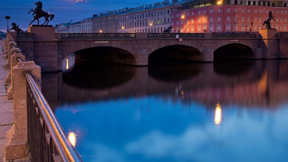 Аничков мост через какую реку. Аничков мост в Санкт-Петербурге. Петербург Аничков мост. Река Фонтанка Аничков мост.