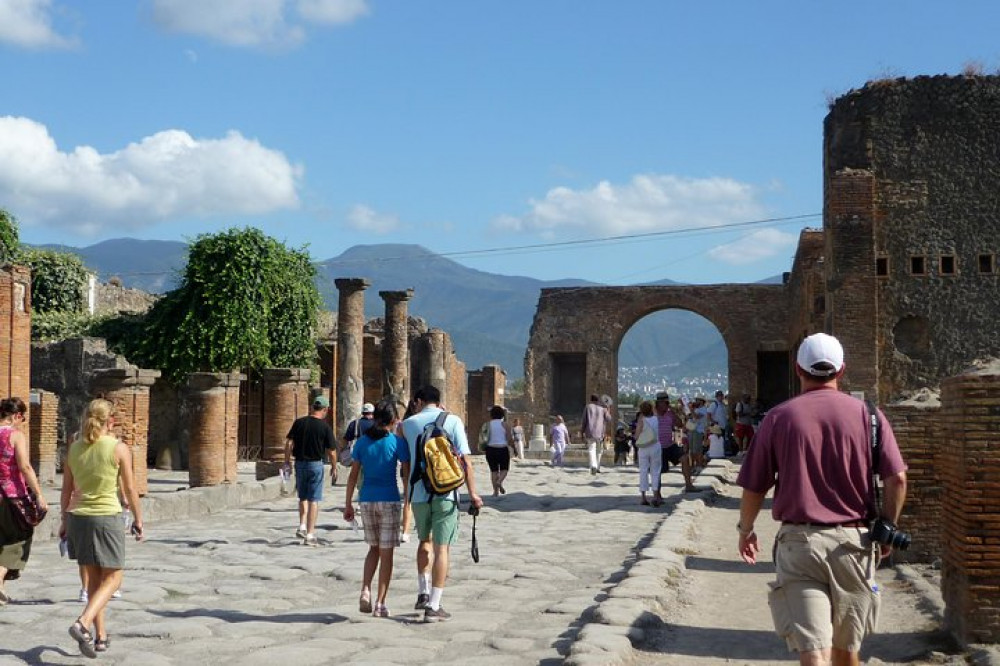 Pompeii & Mount Vesuvius Group Tour With Lunch Option In French