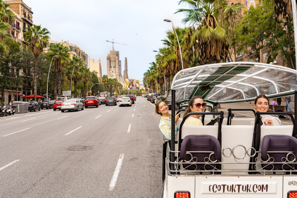 Barcelona Express Tour in Private Eco Tuk Tuk