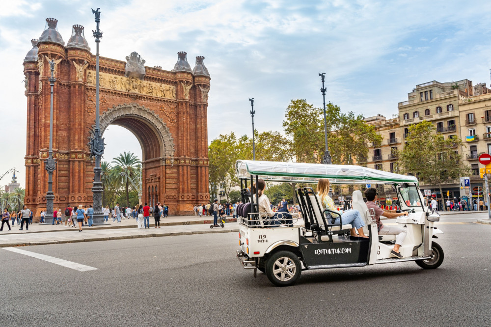 Barcelona Welcome Tour in Private Eco Tuk Tuk